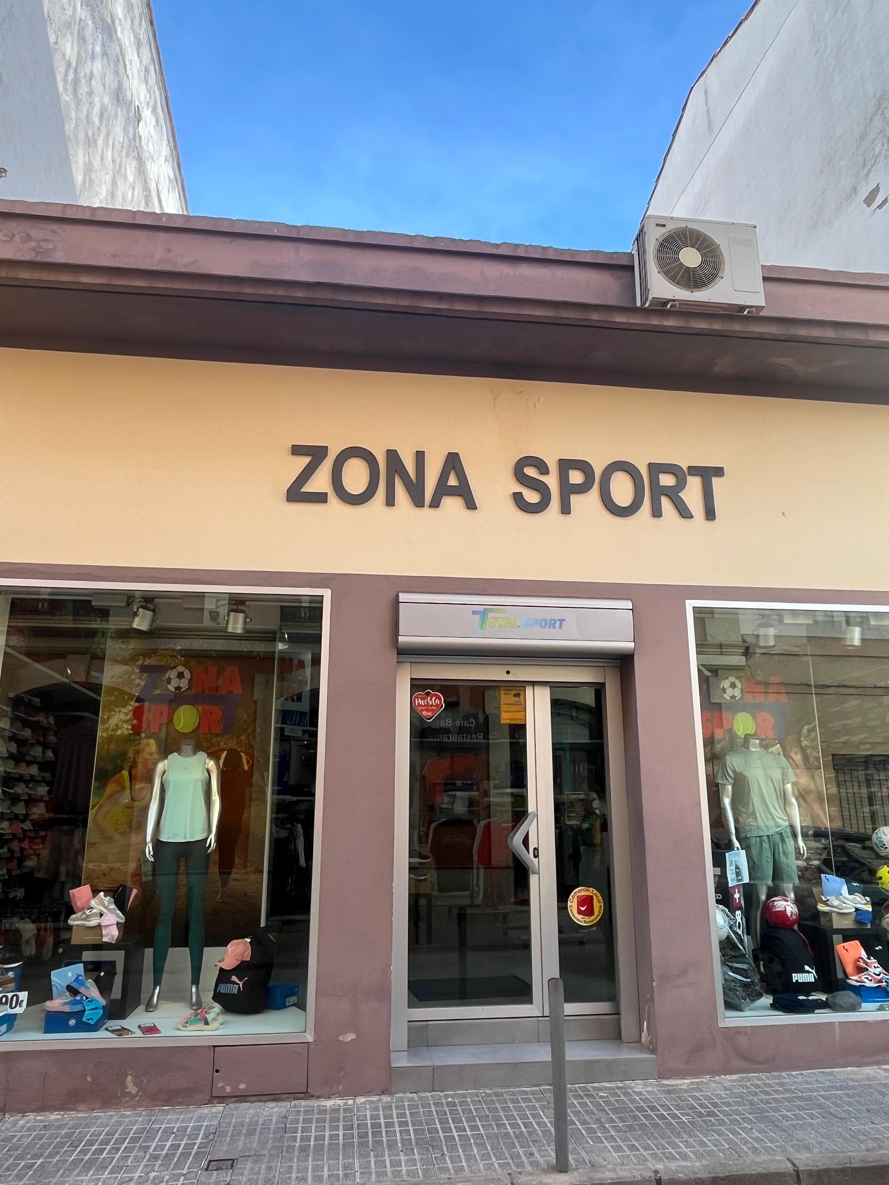 Fachada de la tienda Zona Sport en Puebla de la Calzada — rótulo y escaparates